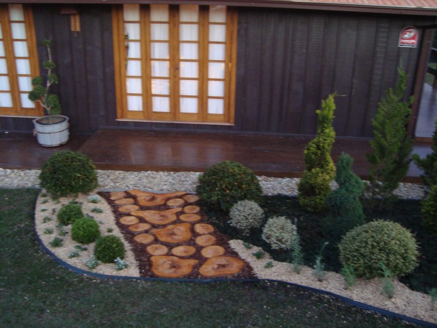Paisagismo ornamental em entrada residencial no Centro de Santa Maria/RS