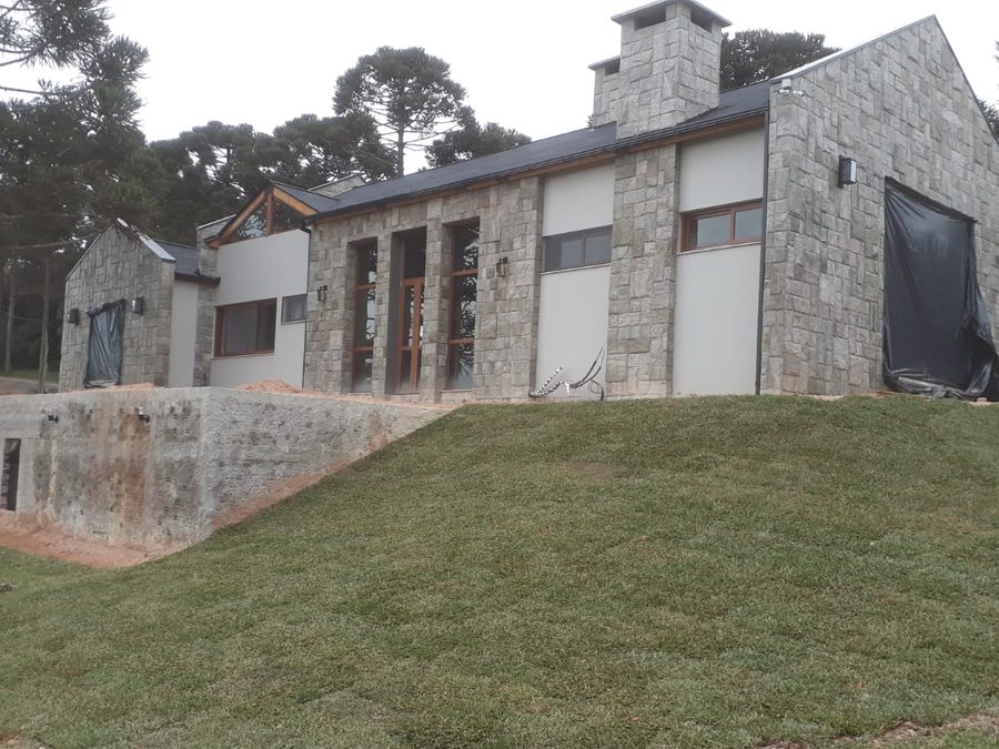 Gramado aparado em casa de campo na Quarta Colônia, RS