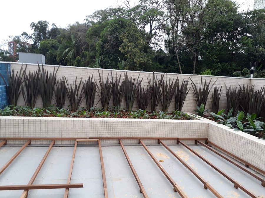 Canteiro linear com plantas ornamentais em condomínio de Santa Maria/RS